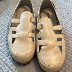 SoftWalk Women's Beige Leather Shoes